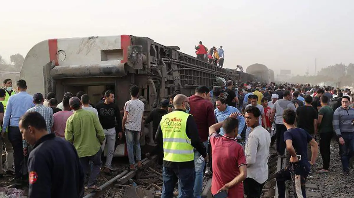 Tren en Egipto se descarrila1