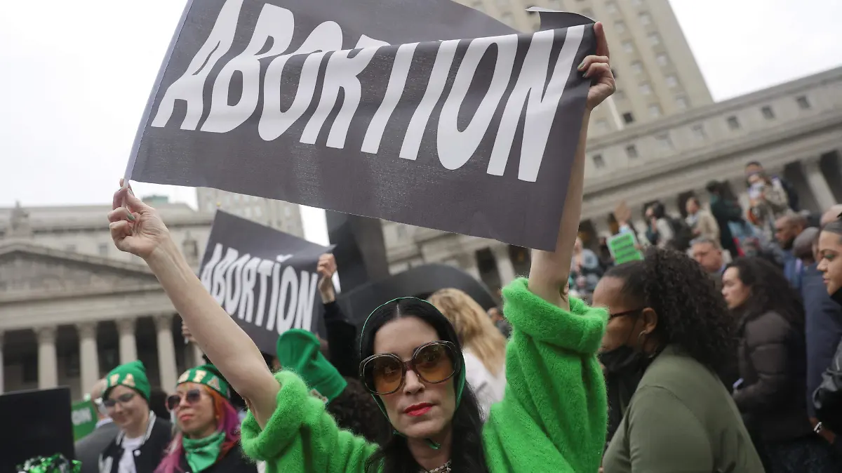 Oklahoma firma ley que limita el aborto a seis semanas de gestación