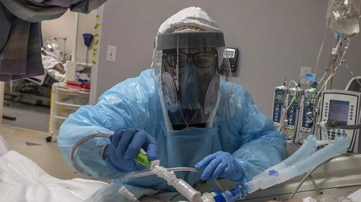 Médico atendiendo un paciente Covid1