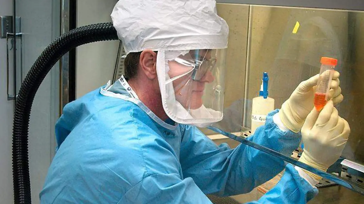Microbiólogo estudiando el virus