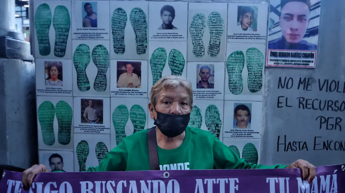 Familiares de desaparecidos instalan Muro de la Memoria en FGR