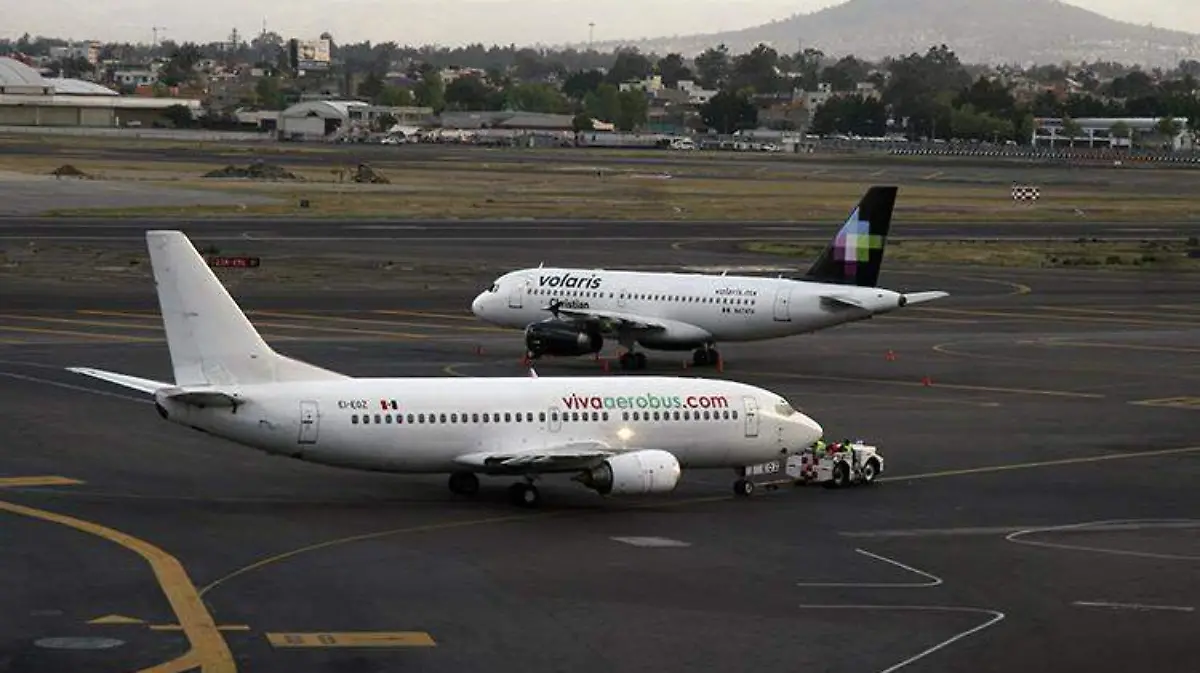 Avión de Volaris en el AICM