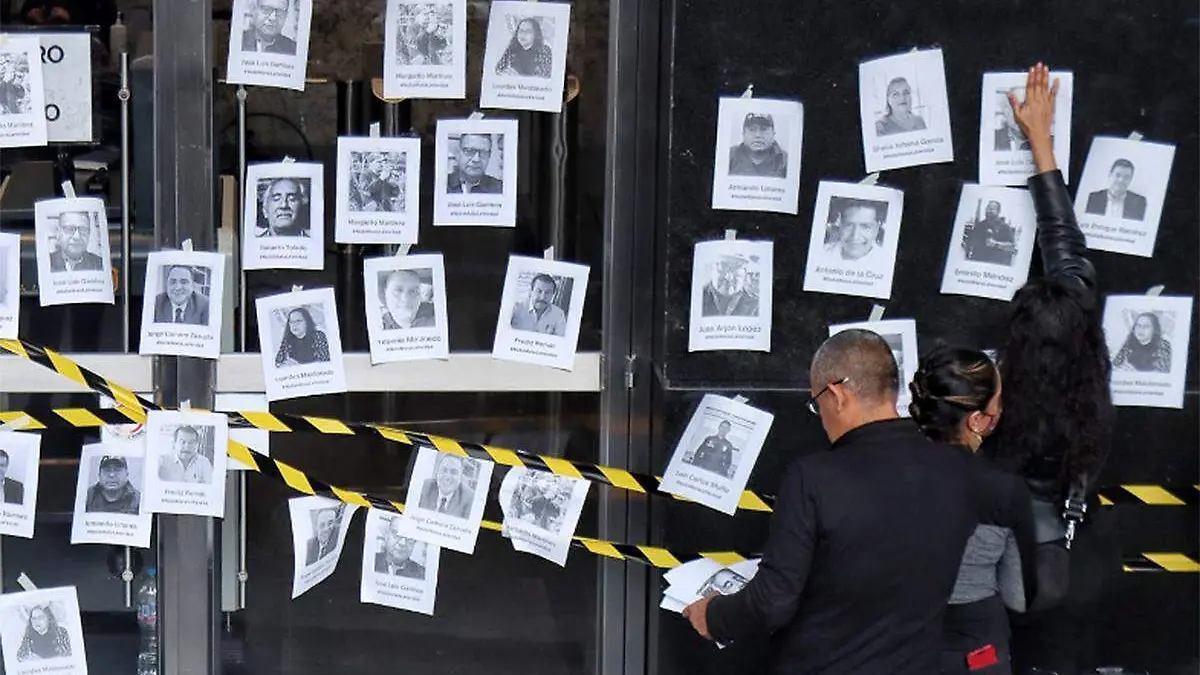 Periodistas clausuran simbólicamente la FGR