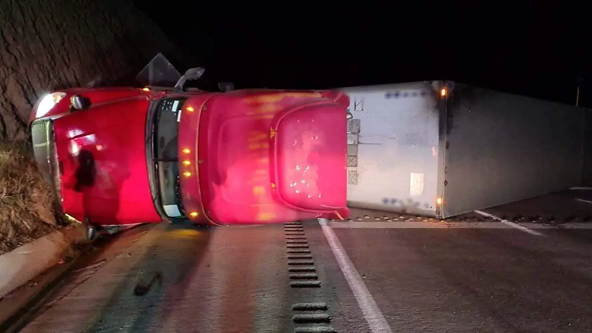 Trailer en la México-Puebla
