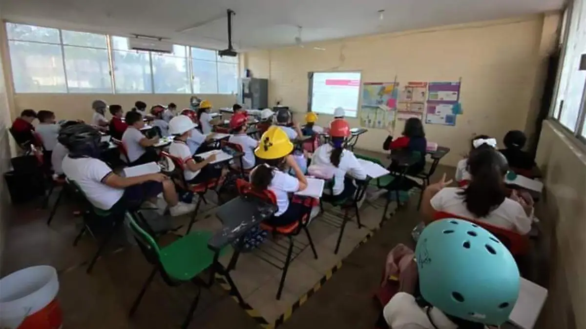 Alumnos van con cascos en NL