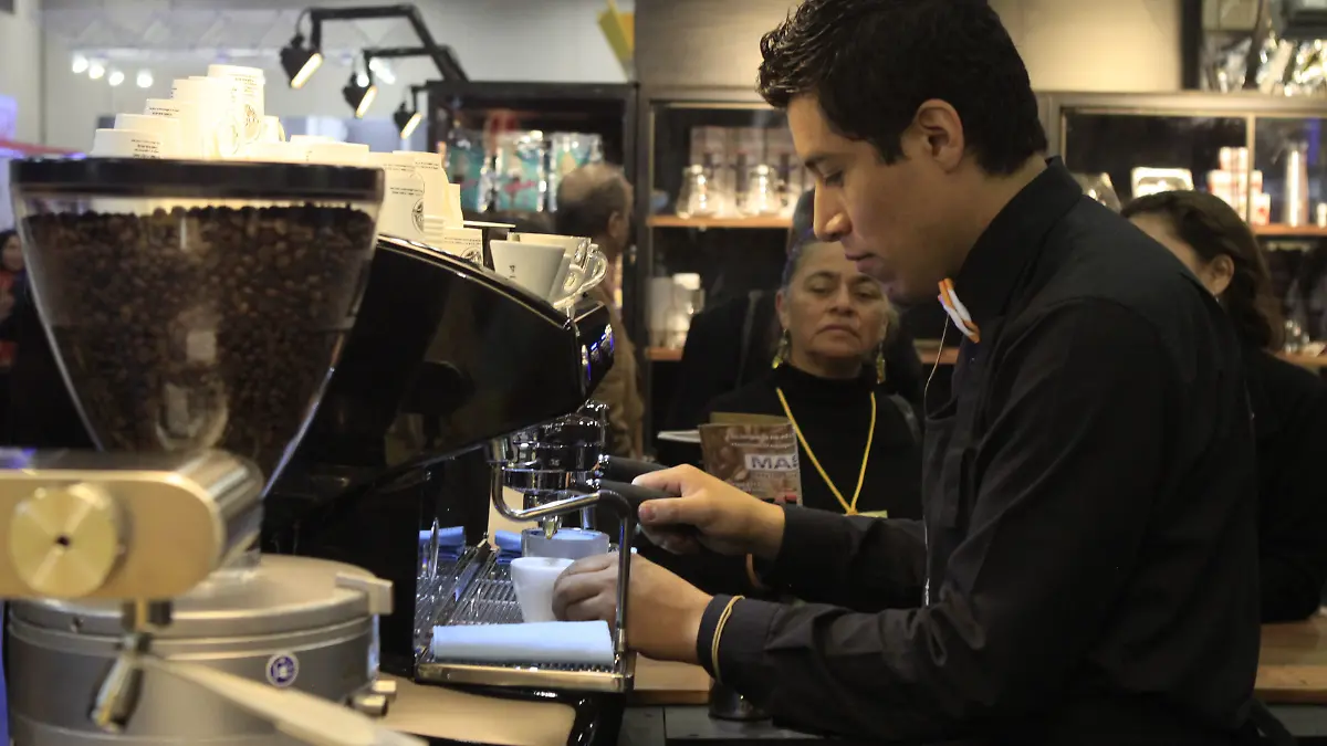 trabajando cafetería