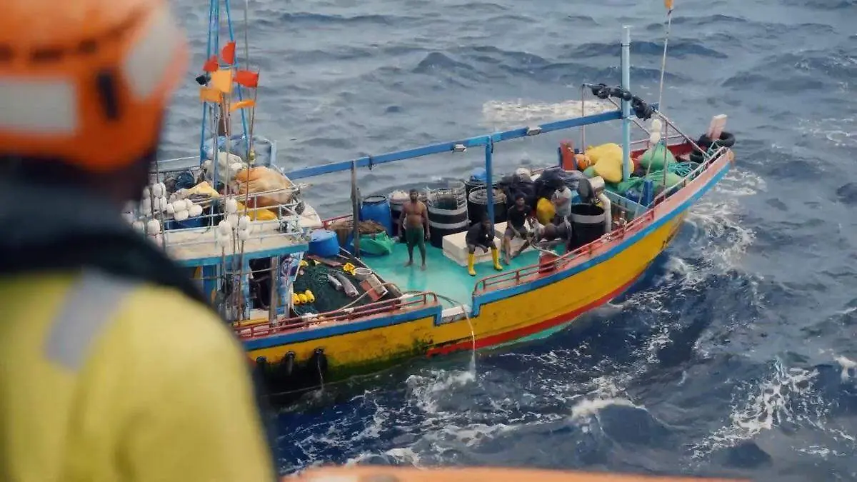 In the heart of the Indian Ocean atolls. Aboard a scientific expedition 9_112075-2x