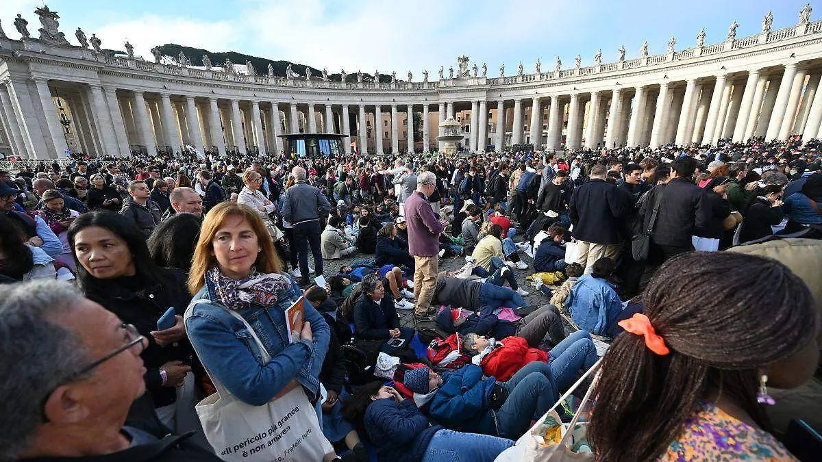 Se llena Plaza de San Pedro 2.jpg