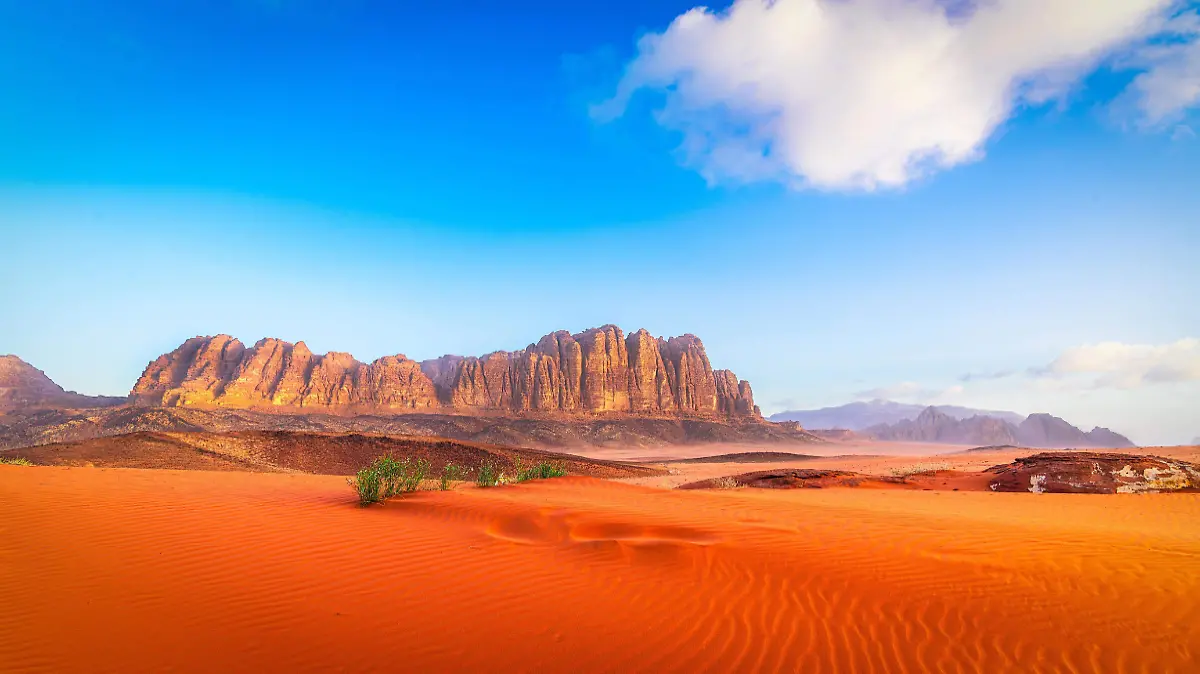 -2 Los paisajes del desierto rojizo de Wadi Rum, en Jordania, también conocido como Valle de la Luna, parecen extraterrestres. En la imagen se observan las montañas Jabal Al Qattar_Foto Civitatis