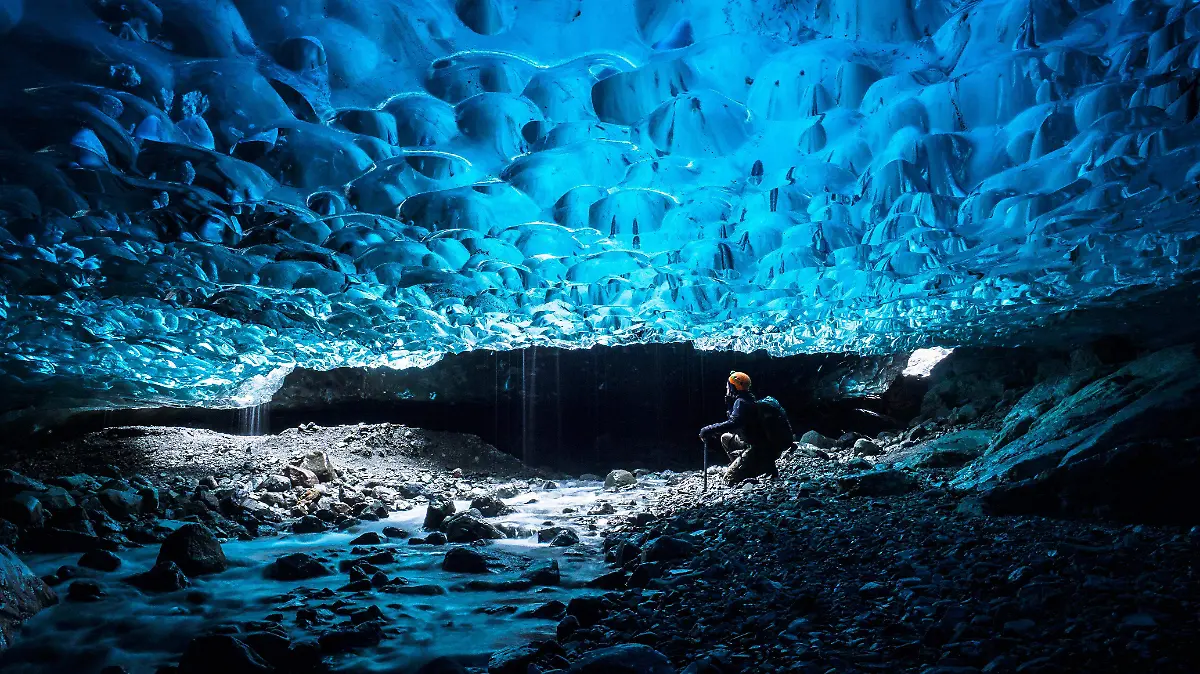 -4 Entrar a las cuevas de hielo del Glaciar Vatnajökull, en Islandia, produce la sensación de estar en otro mundo. 