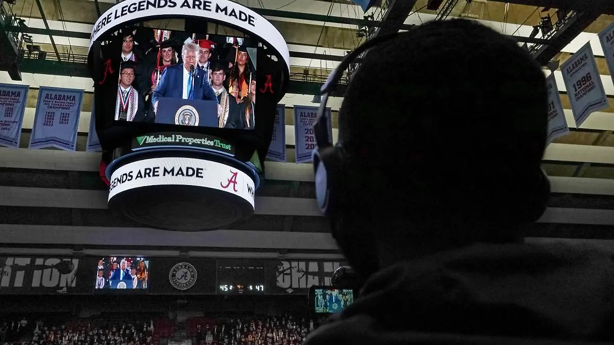 AFP__20250502__448Y6JN__v1__Preview__DonaldTrumpDeliversCommencementAddressAtTheUniv
