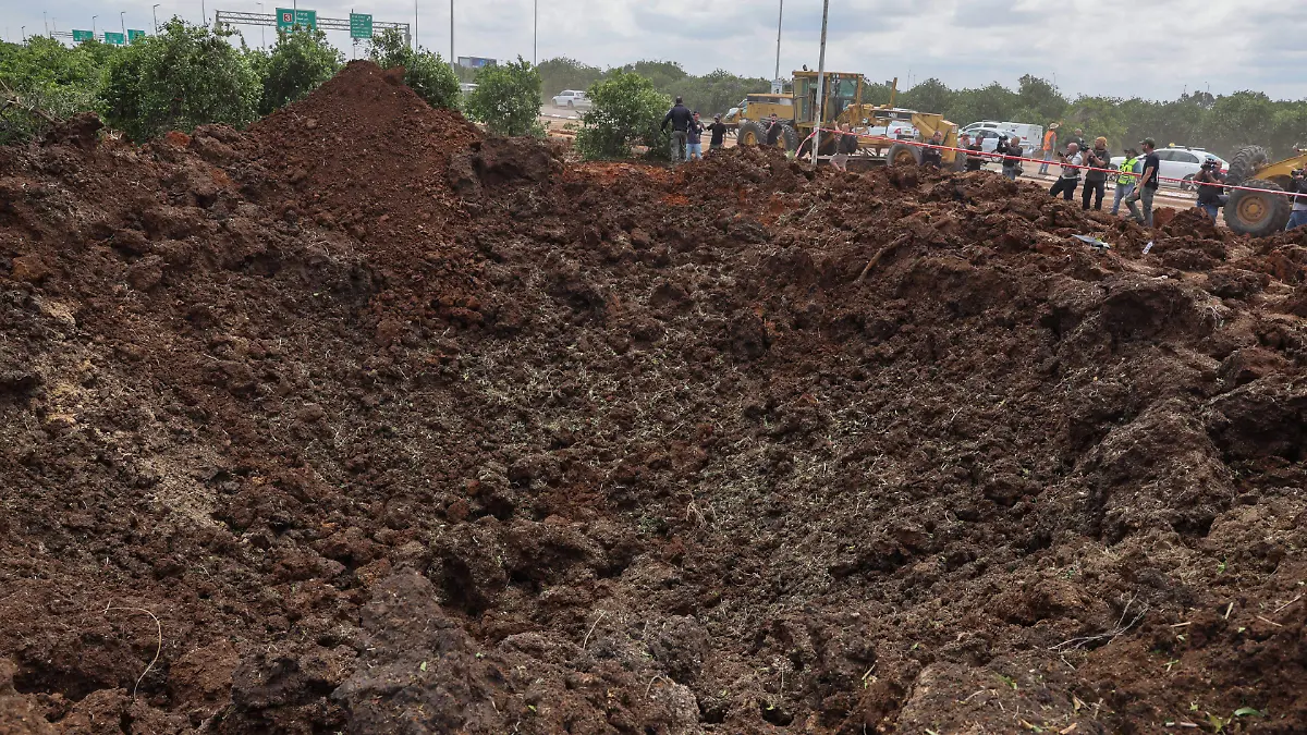 Cráter del misil lanzado desde Yemen