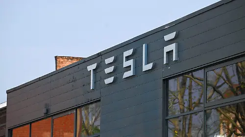 2025-05-02T083017Z_1828517035_RC2K3EASXEI0_RTRMADP_3_EUROPE-AUTOS-SALES-TESLA