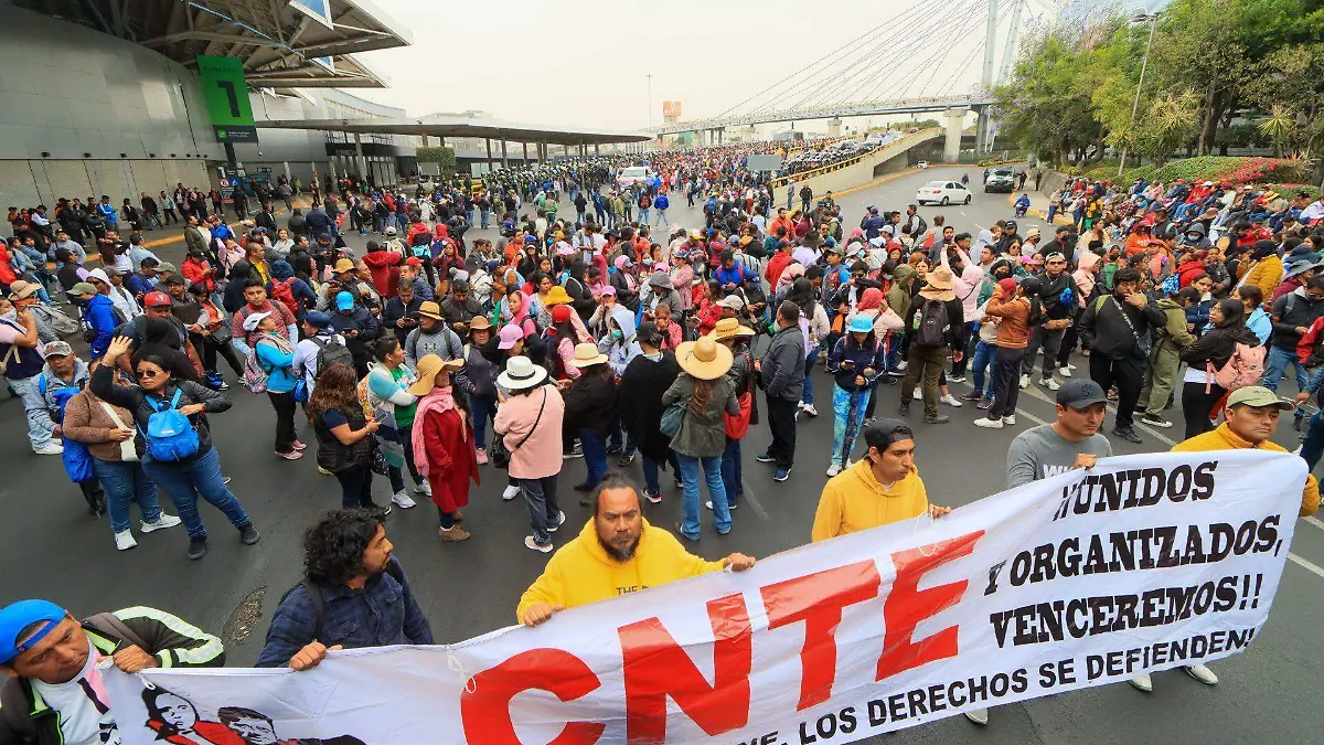 1024559_CNTE Bloquea Acceso Aeropuerto_web