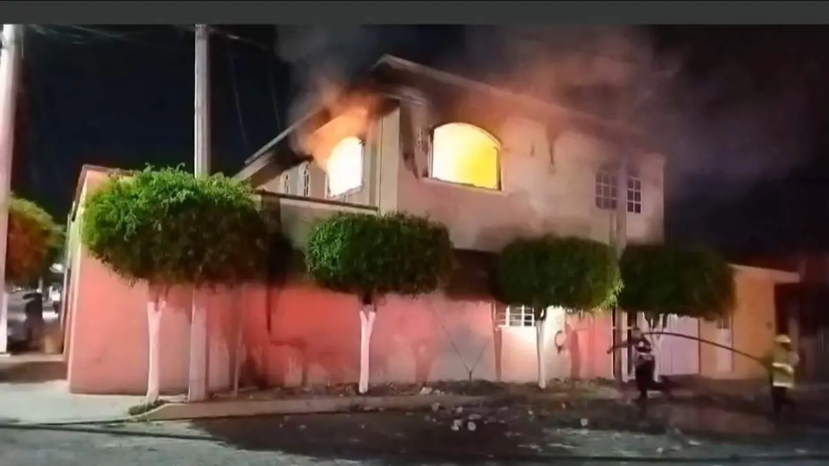 Una multitud enardecida le prendio fuego al local y vivienda de los agresores de un joven en Tehuacán