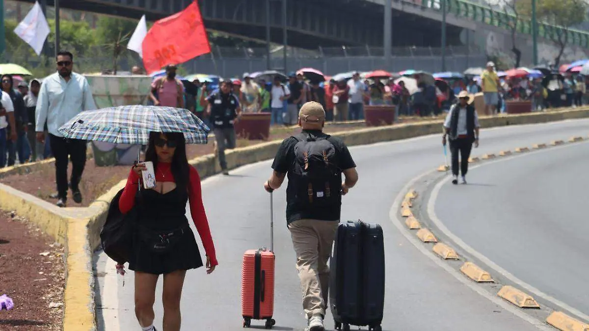 CNTE bloqueo AICM_gente