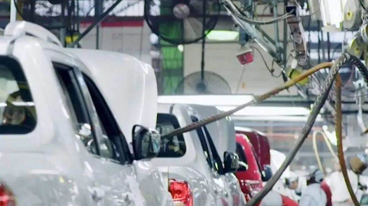 México y EU inician consultas sobre reglas de origen de autos en T-MEC