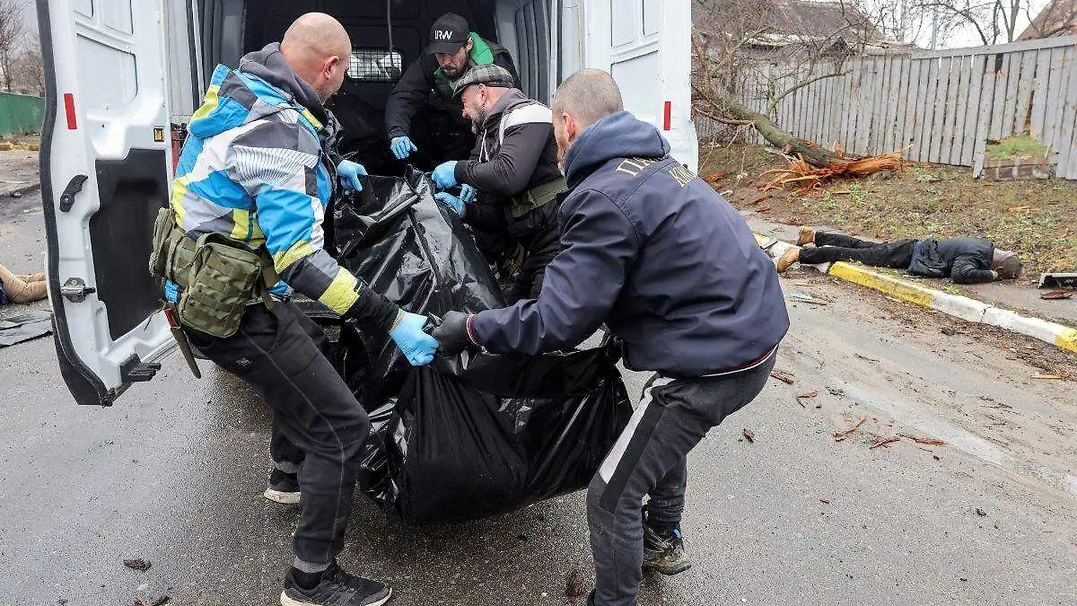 Hallan calle de la muerte en Kiev; encuentran a familias baleadas