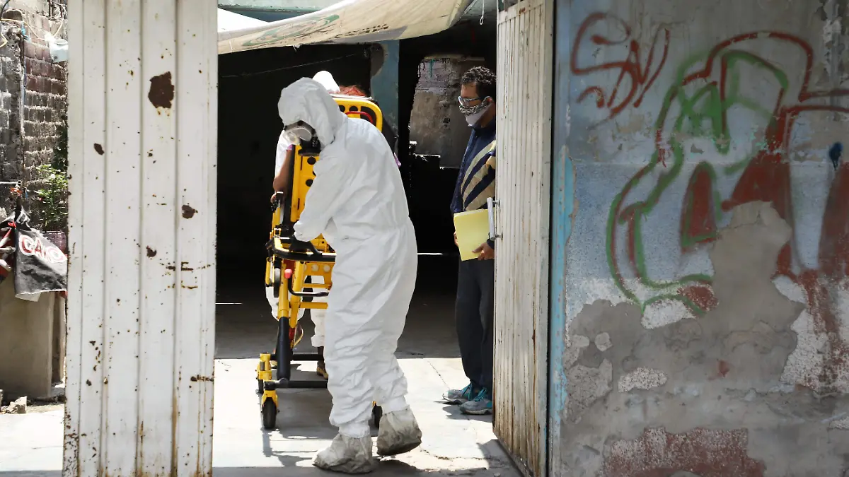 TRASLADO_PACIENTE_COVID_PRUEBAS_COVID_NEZAHUALCOYOTL_COVID_CORONAVIRUS_PANDEMIA_PARAMEDICOS_DOCTORAS_AMBULANCIAS_MUJER_ENFERMA_alejandro aguilar (59)
