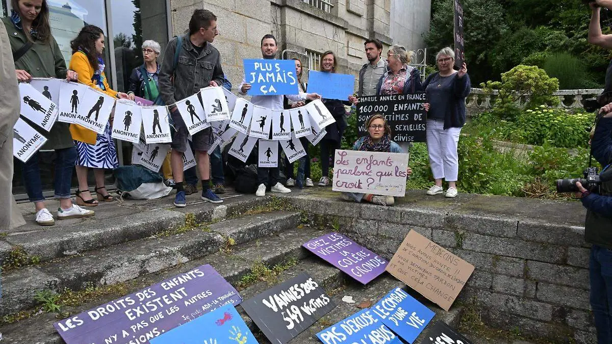 AFP__20250528__48EA7JL__v6__Preview__FranceJusticeTrialAssaultChildrenDemo