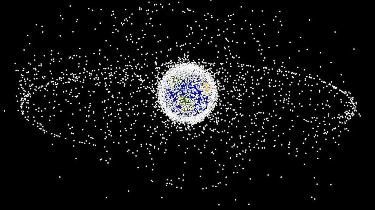 01 GRANDE space-junk_PIXABAY