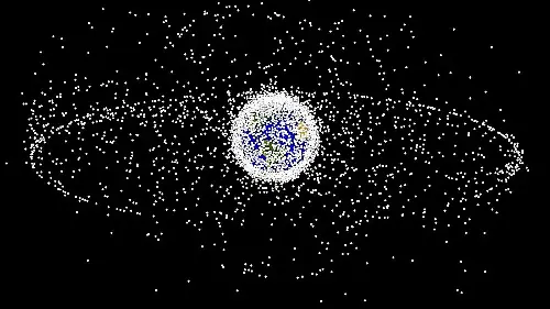 01 GRANDE space-junk_PIXABAY