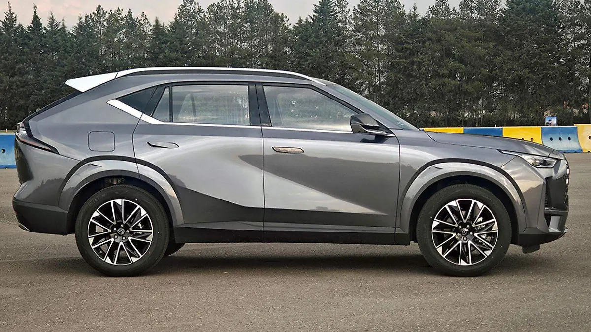 La carrocería aerodinámica cuenta con manijas abatibles, espejos laterales calefactables y rines de 19 pulgadas.