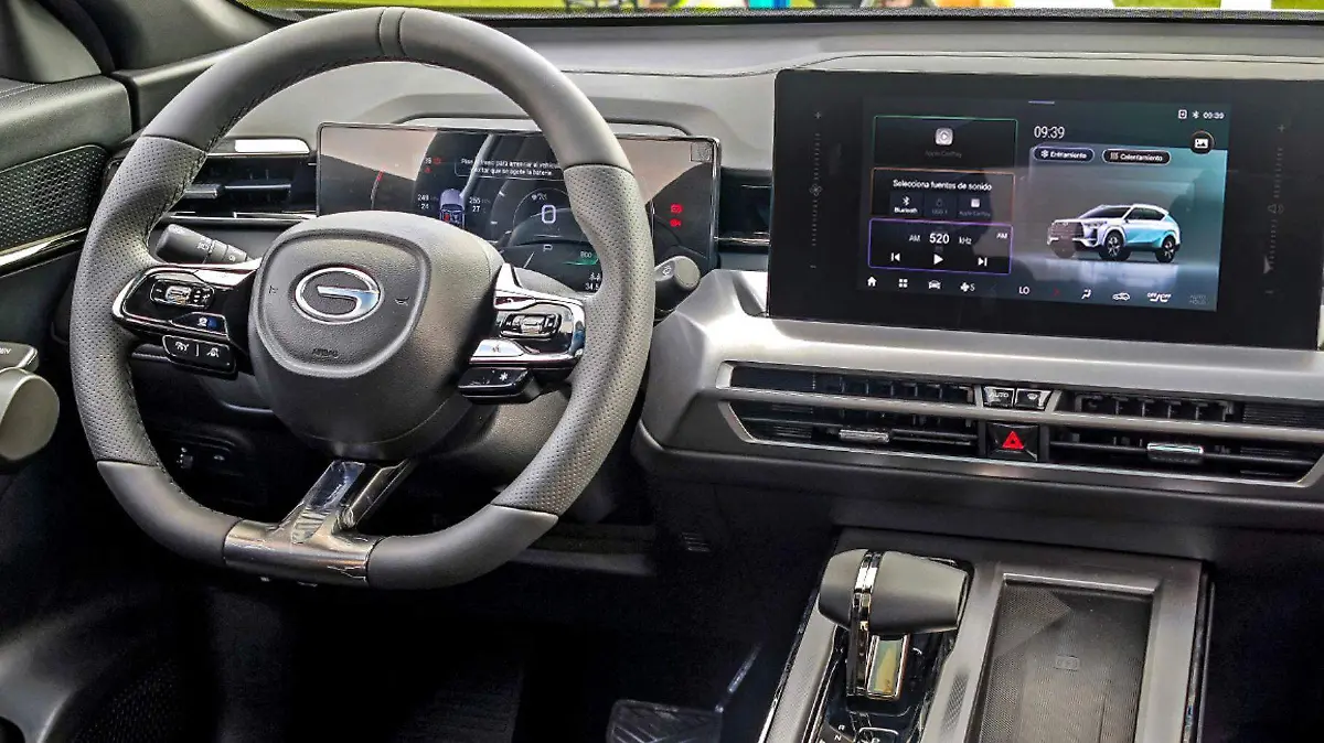 El volante multifunción se acompaña de un cuadro de instrumentos digital y una pantalla principal de 10.1 pulgadas.