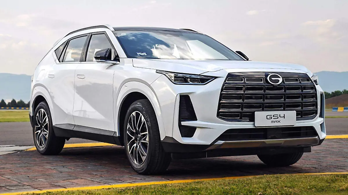 En el frontal exhibe una parrilla ancha con largas tomas de aire y faros de iluminación LED.