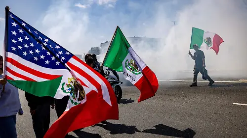 2025-06-08T013928Z_1321333411_RC2XXEA4CUPC_RTRMADP_3_USA-MIGRATION-PROTEST-LOS-ANGELES