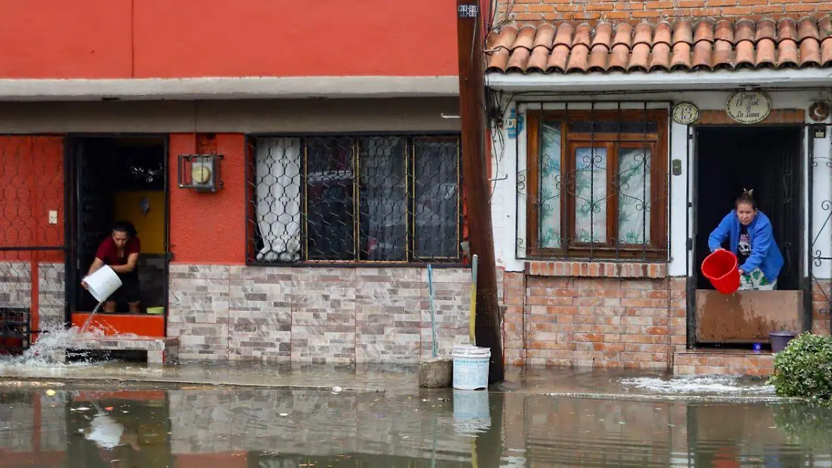 Inundacion en la colonia ejercito de oriente. ROMINA SOLIS (6)