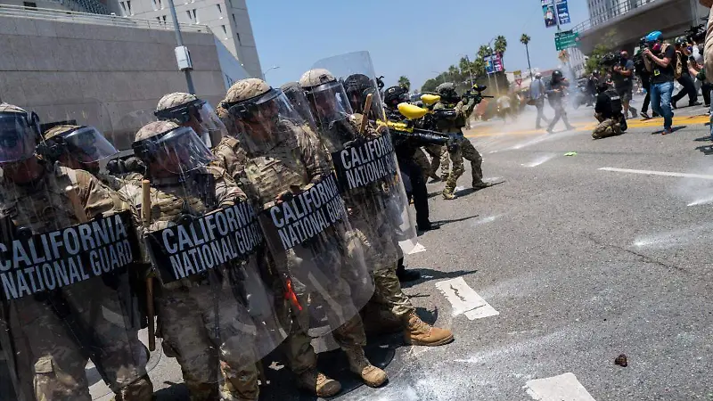 Guardia Nacional de Calfornia en manifestación por redadas migrantes
