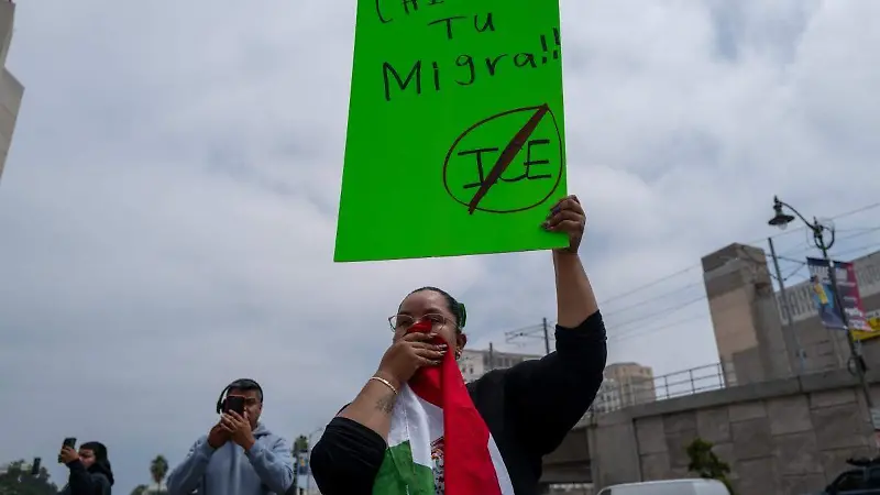 Protesta por redadas contra migrantes en Los Angeles