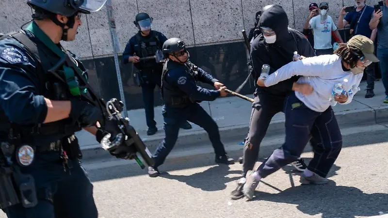 Enfrentamiento entre policía de Los Ángeles y manifestantes
