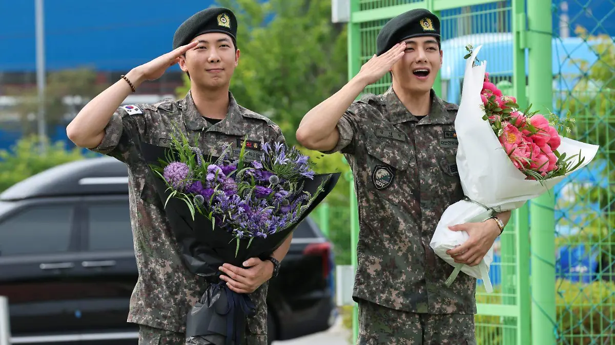 RM y V de BTS terminan su servicio militar
