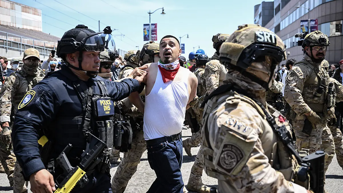 AFP__20250611__49VD6A7__v1__HighRes__UsAgentsProtestersClashAgainInLosAngelesOverImm