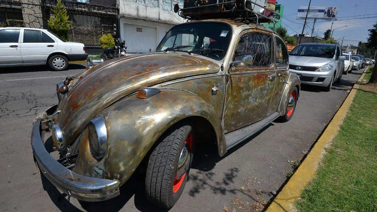 Ignacio Verduzco, después de jubilarse ha invertido tres años en modificar un su viejo vocho al estilo Ray Rod