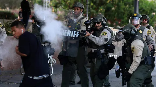 2025-06-12T025949Z_676067069_RC2Q0FA13ZMZ_RTRMADP_3_USA-MIGRATION-PROTEST-LOS-ANGELES