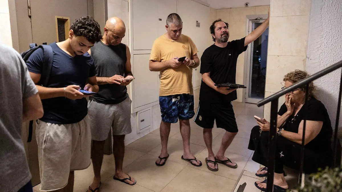 Israelíes reunidos en refugio