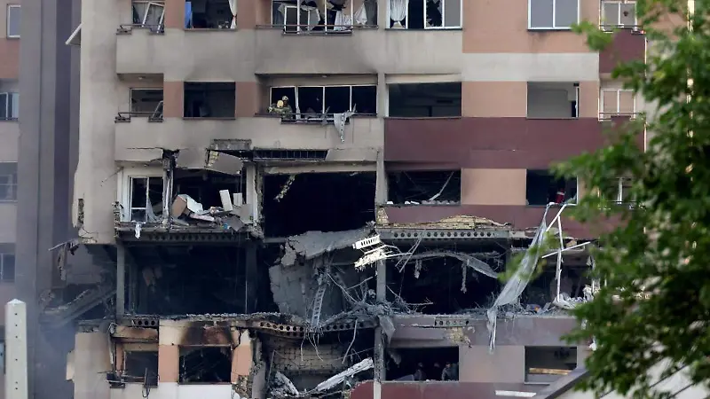 Edificio dañado por bombardeo israelí sobre Teherán