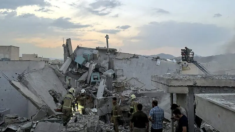 Cuerpos de emergencia en edificio alcanzado por misiles en Teherán