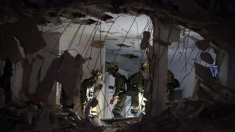 Cuerpos de emergencia en edificio dañado en Tel Aviv