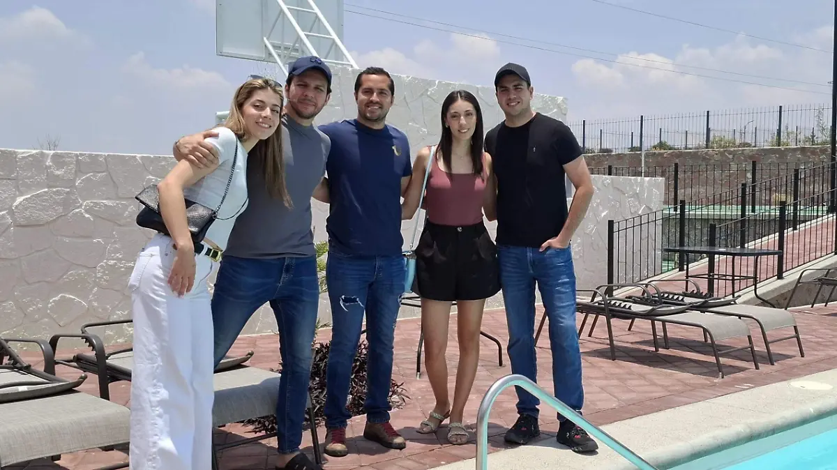Clientes celebrando la entrega de terrenos