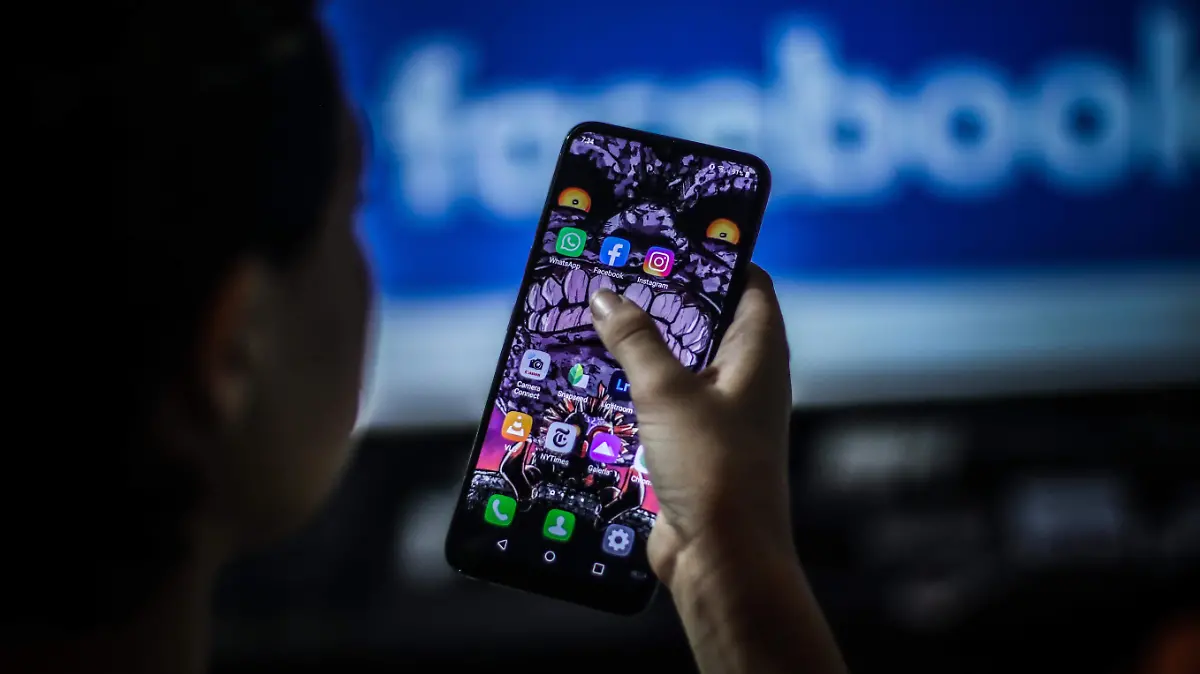 4575546-Facebook-Redes Sociales-Celular-Telefono-7