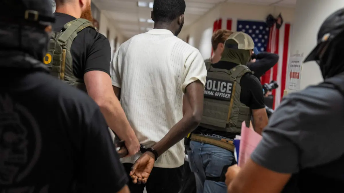 2025-06-27T192430Z_1566405055_RC23BFA6CWK0_RTRMADP_3_MIGRATION-USA-NEW-YORK
