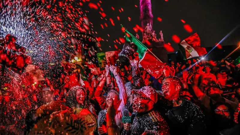 Festejo del triunfo de México en la Copa Oro en el Ángel de la Independencia.