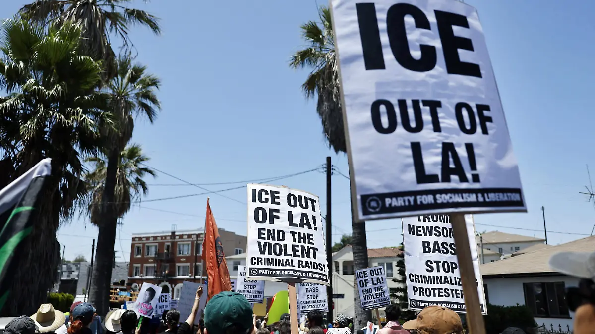 AFP__20250701__2223124087__v2__HighRes__AngelenosCallOutSickFromWorkToProtestIceRaid