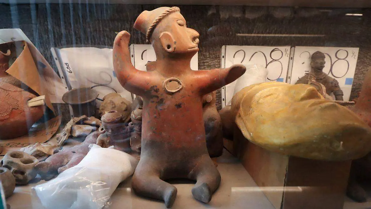 Un equipo de arqueólogos clasifica la colección de figuras prehispánicas de Diego Rivera