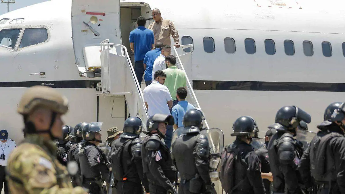 Migrantes venezolanos salen de El Salvador