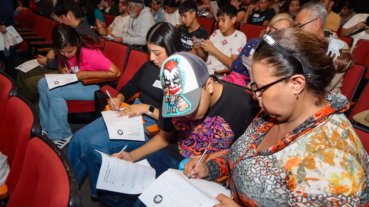 FORO DIALOGOS CONTRA LA GENTRIFICACION romina solis (3)